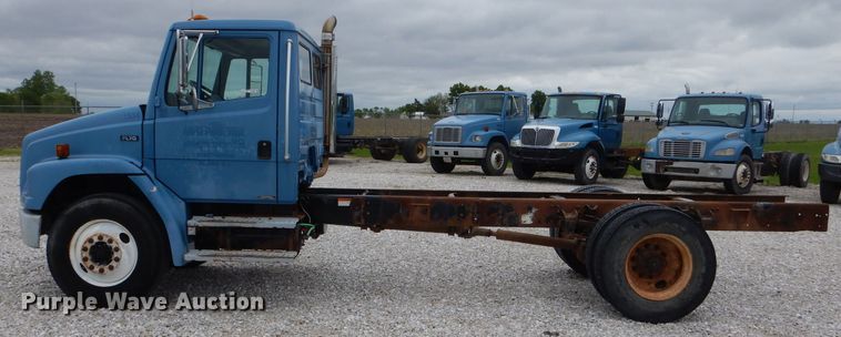 image for item GO9668 2003 Freightliner FL70  truck cab and chassis