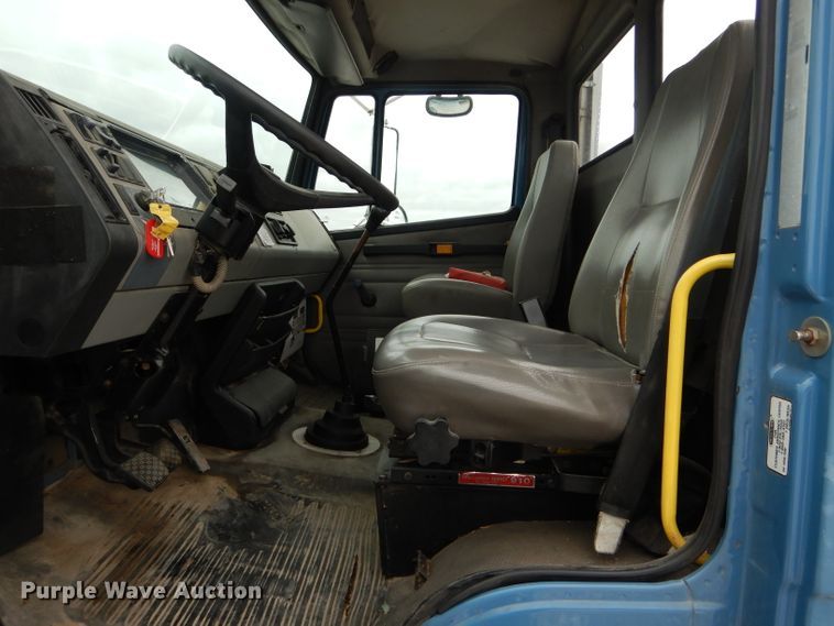 image for item GO9668 2003 Freightliner FL70  truck cab and chassis