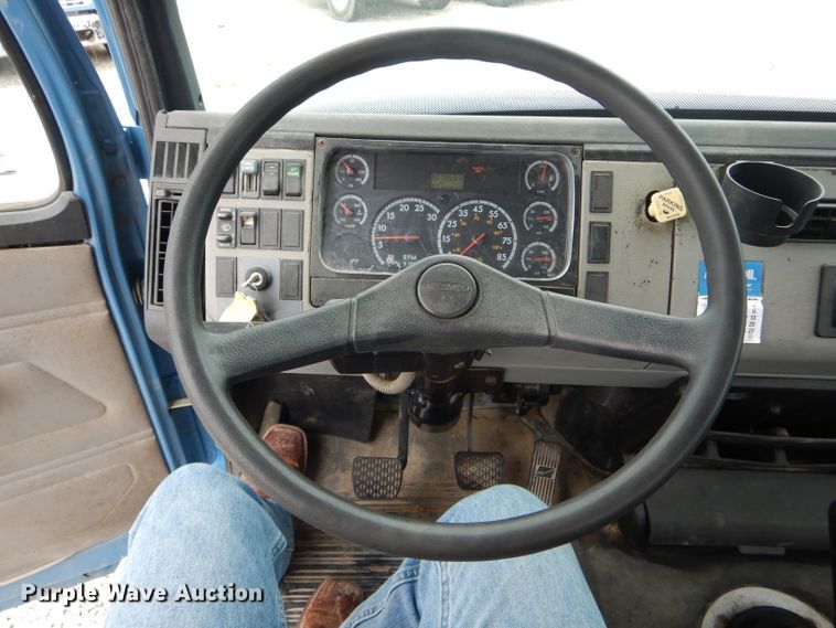 image for item GO9668 2003 Freightliner FL70  truck cab and chassis