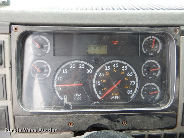 image for item GO9668 2003 Freightliner FL70  truck cab and chassis