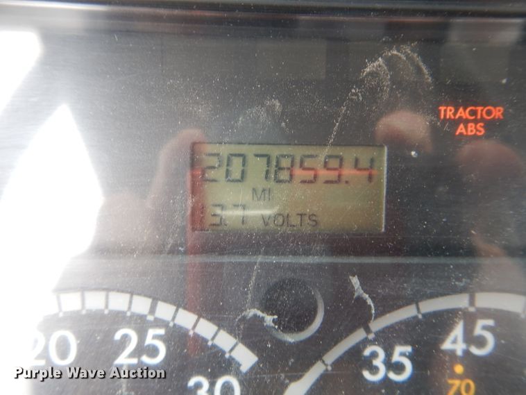 image for item GO9668 2003 Freightliner FL70  truck cab and chassis