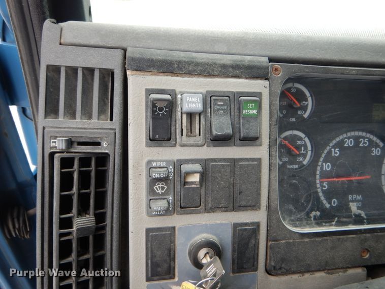 image for item GO9668 2003 Freightliner FL70  truck cab and chassis