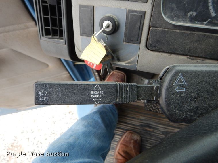 image for item GO9668 2003 Freightliner FL70  truck cab and chassis