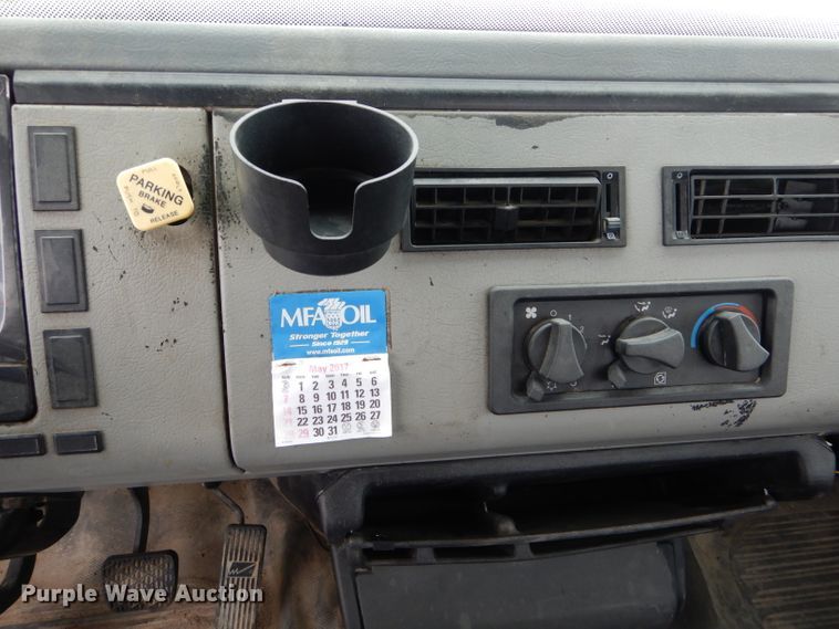 image for item GO9668 2003 Freightliner FL70  truck cab and chassis