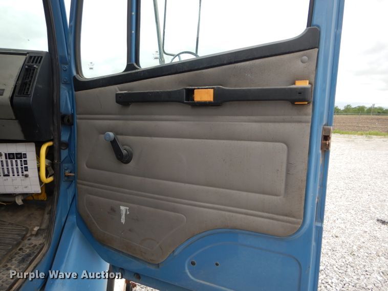 image for item GO9668 2003 Freightliner FL70  truck cab and chassis