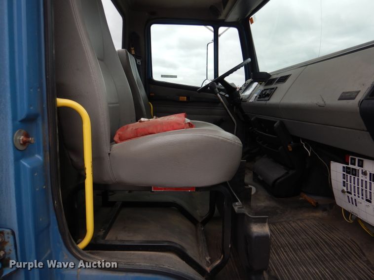 image for item GO9668 2003 Freightliner FL70  truck cab and chassis