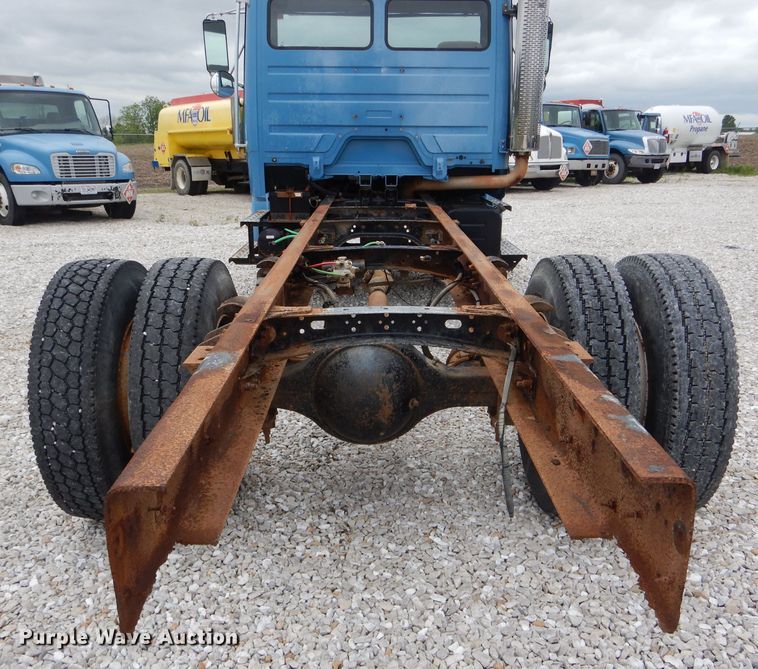 image for item GO9668 2003 Freightliner FL70  truck cab and chassis