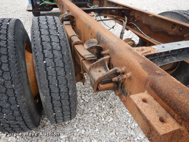 image for item GO9668 2003 Freightliner FL70  truck cab and chassis