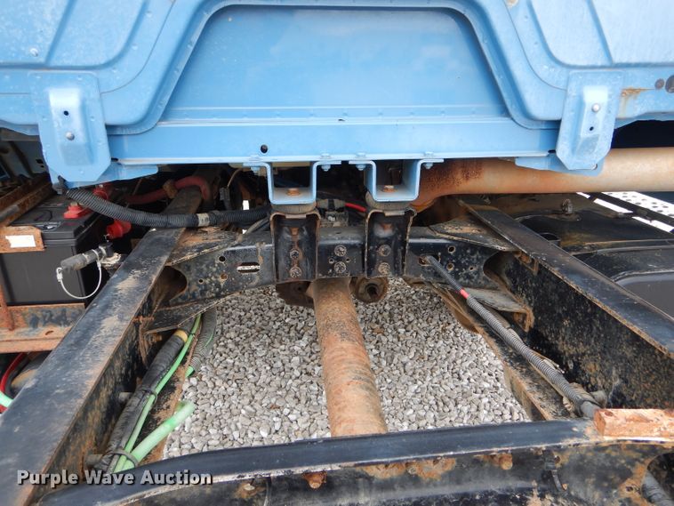 image for item GO9668 2003 Freightliner FL70  truck cab and chassis