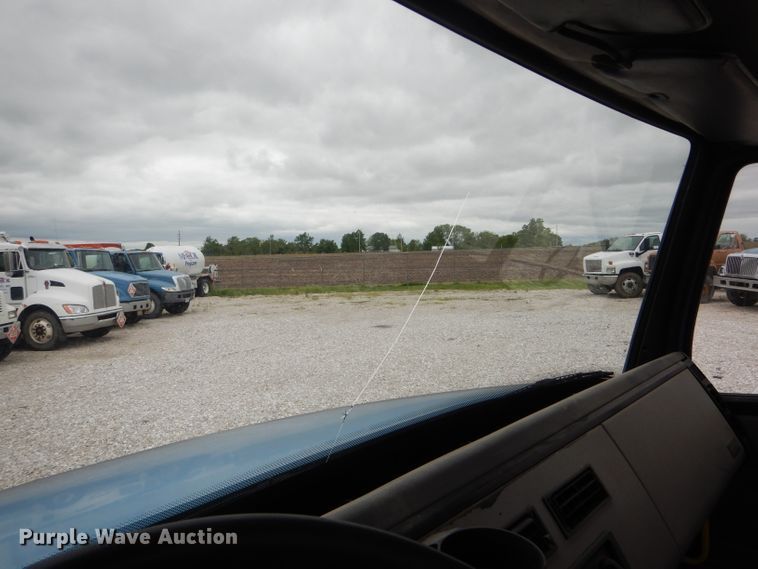 image for item GO9668 2003 Freightliner FL70  truck cab and chassis