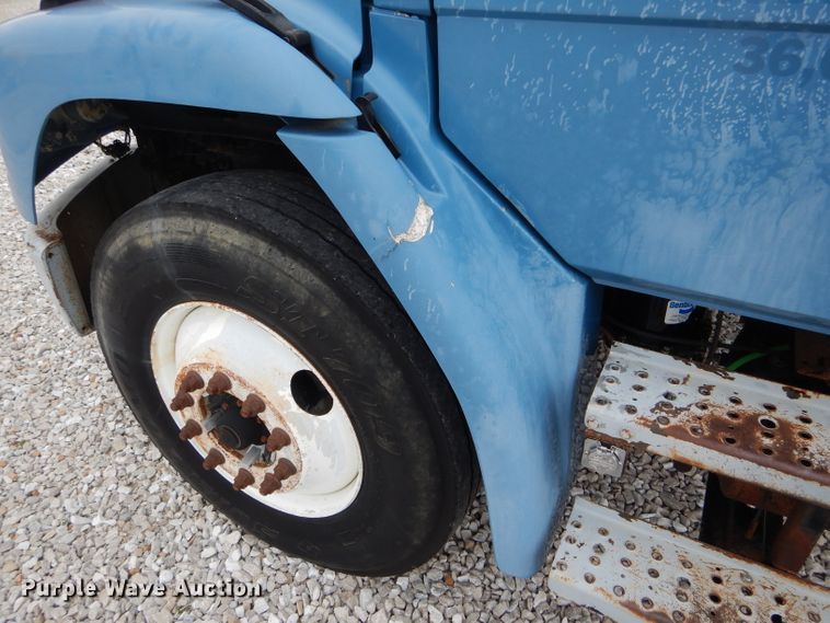 image for item GO9668 2003 Freightliner FL70  truck cab and chassis