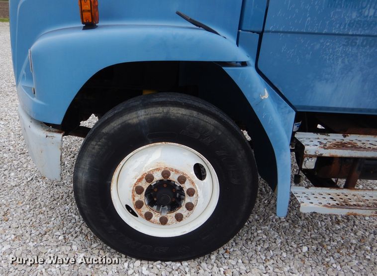 image for item GO9668 2003 Freightliner FL70  truck cab and chassis