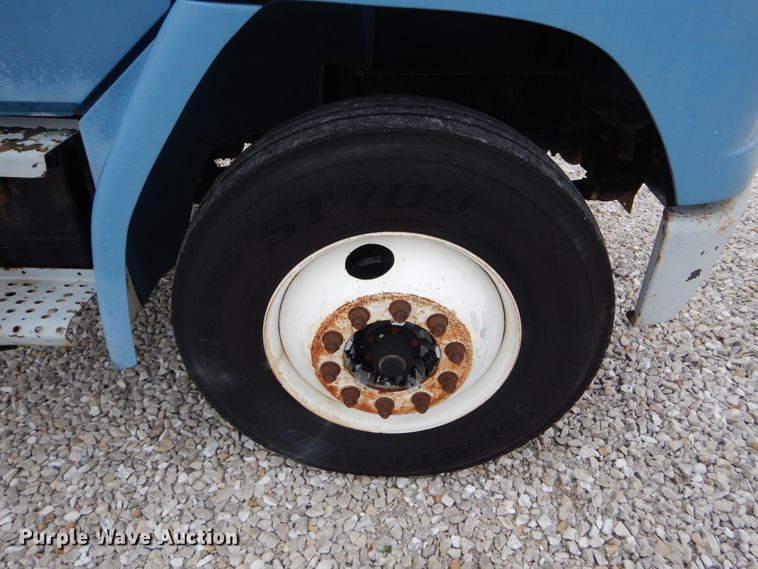 image for item GO9668 2003 Freightliner FL70  truck cab and chassis