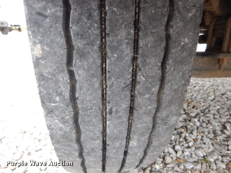 image for item GO9668 2003 Freightliner FL70  truck cab and chassis