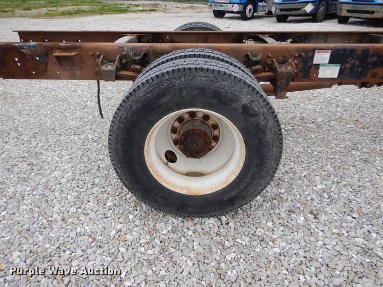 image for item GO9668 2003 Freightliner FL70  truck cab and chassis