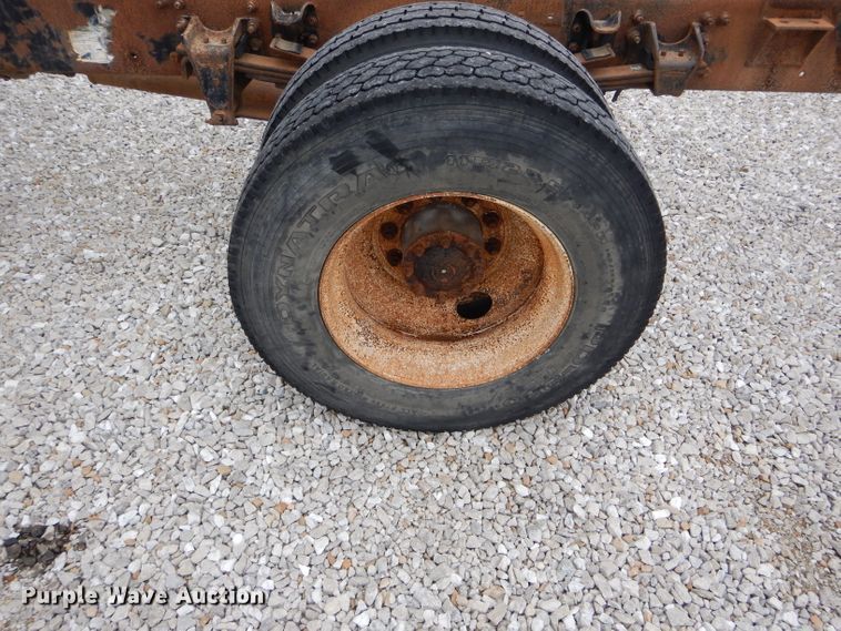 image for item GO9668 2003 Freightliner FL70  truck cab and chassis