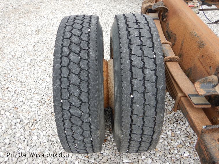 image for item GO9668 2003 Freightliner FL70  truck cab and chassis