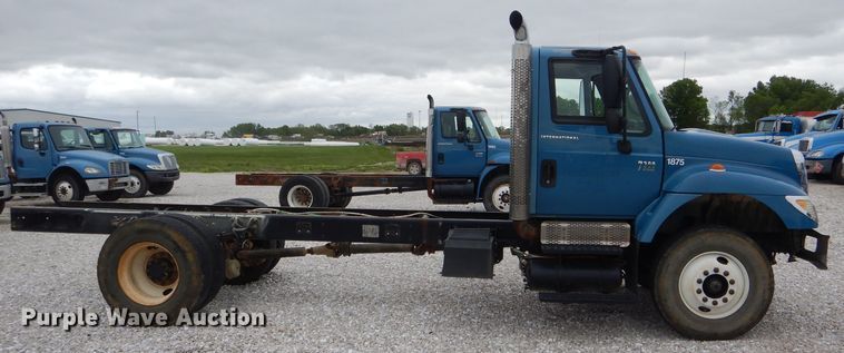 image for item GO9669 2007 International 7300  truck cab and chassis