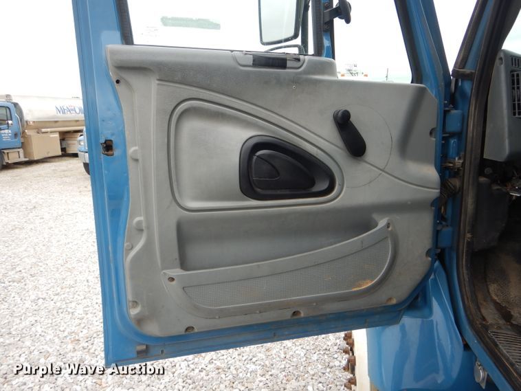 image for item GO9669 2007 International 7300  truck cab and chassis