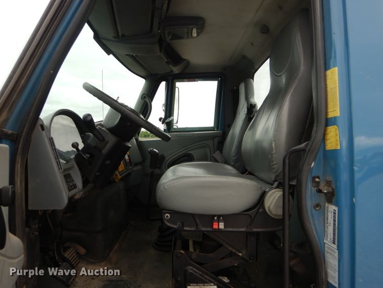 image for item GO9669 2007 International 7300  truck cab and chassis