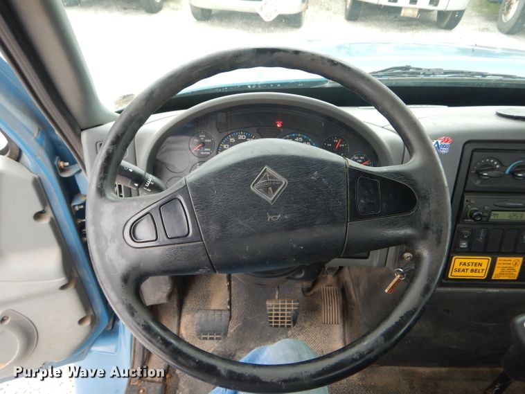 image for item GO9669 2007 International 7300  truck cab and chassis