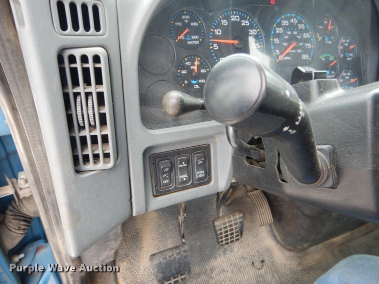 image for item GO9669 2007 International 7300  truck cab and chassis