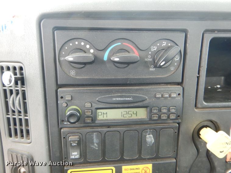 image for item GO9669 2007 International 7300  truck cab and chassis