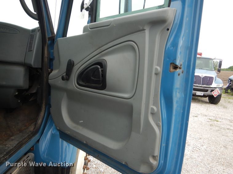 image for item GO9669 2007 International 7300  truck cab and chassis