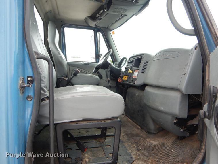 image for item GO9669 2007 International 7300  truck cab and chassis