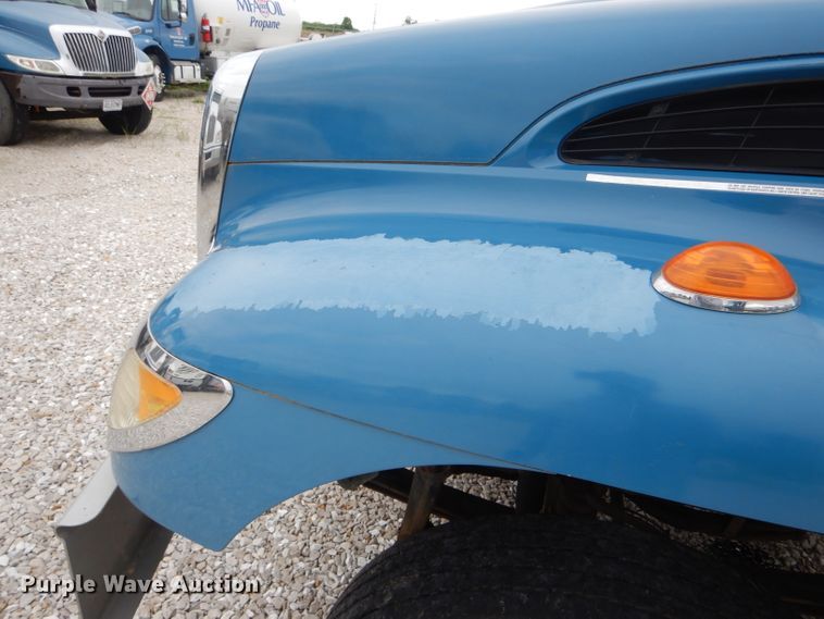 image for item GO9669 2007 International 7300  truck cab and chassis