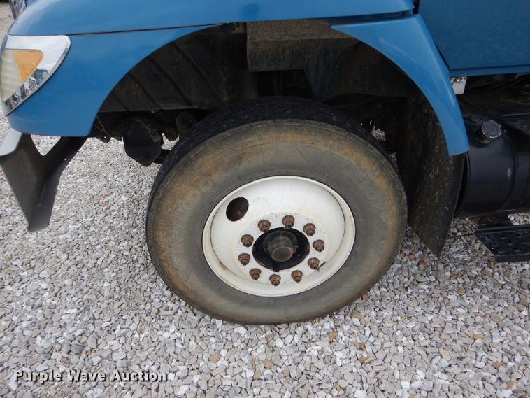 image for item GO9669 2007 International 7300  truck cab and chassis