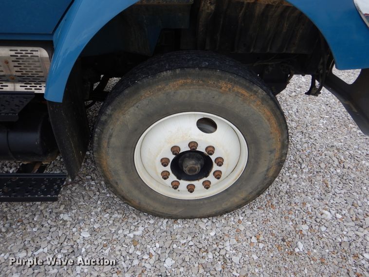 image for item GO9669 2007 International 7300  truck cab and chassis