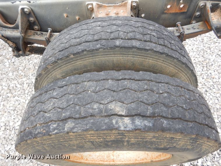 image for item GO9669 2007 International 7300  truck cab and chassis