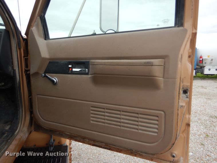 image for item GO9670 1995 Chevrolet Kodiak C5500  truck cab and chassis