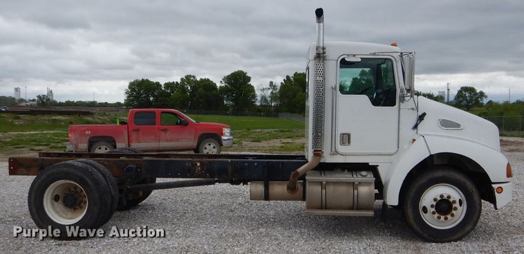 image for item GO9671 2000 Kenworth T300  truck cab and chassis