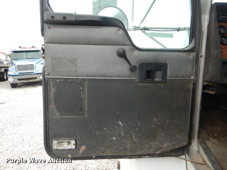 image for item GO9671 2000 Kenworth T300  truck cab and chassis