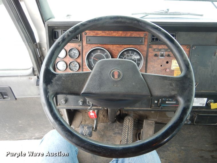 image for item GO9671 2000 Kenworth T300  truck cab and chassis