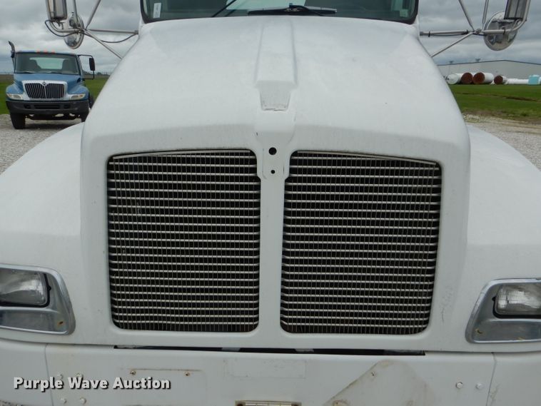 image for item GO9671 2000 Kenworth T300  truck cab and chassis