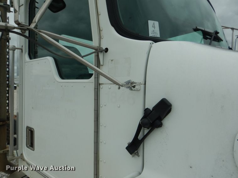 image for item GO9671 2000 Kenworth T300  truck cab and chassis