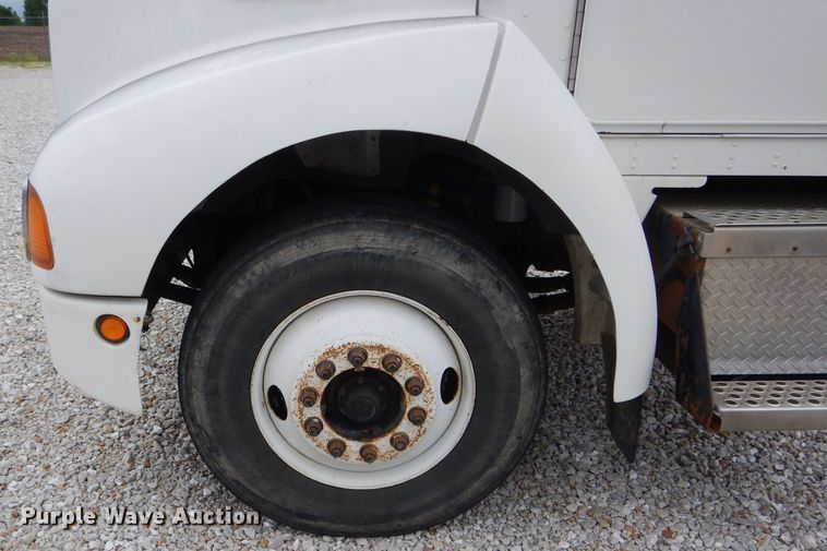 image for item GO9671 2000 Kenworth T300  truck cab and chassis