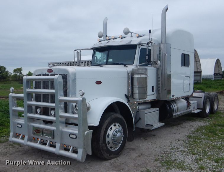 image for item GO9694 2011 Peterbilt 389  semi truck