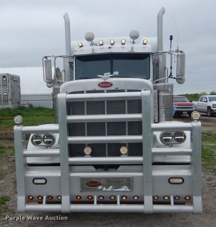 image for item GO9694 2011 Peterbilt 389  semi truck