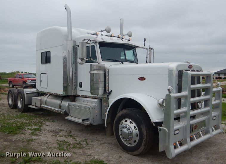 image for item GO9694 2011 Peterbilt 389  semi truck