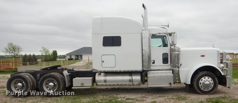 image for item GO9694 2011 Peterbilt 389  semi truck