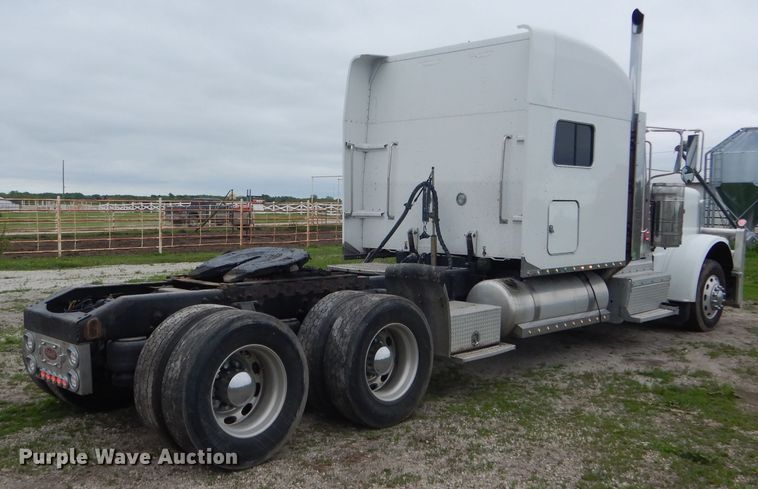 image for item GO9694 2011 Peterbilt 389  semi truck