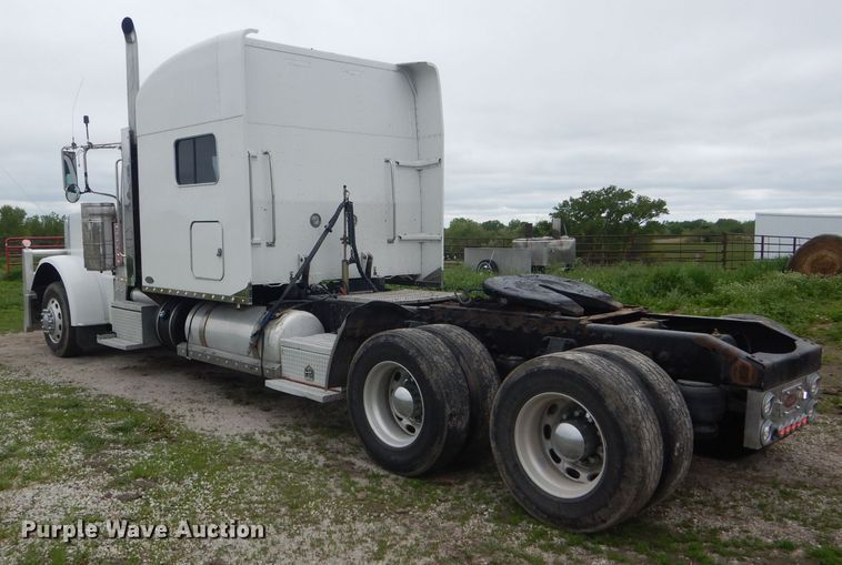 image for item GO9694 2011 Peterbilt 389  semi truck