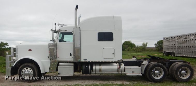 image for item GO9694 2011 Peterbilt 389  semi truck