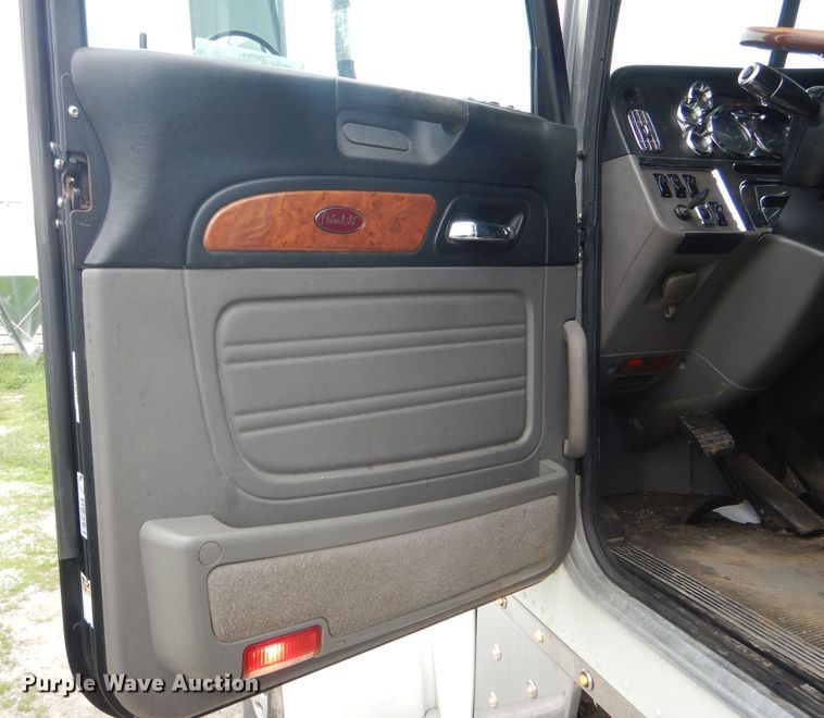 image for item GO9694 2011 Peterbilt 389  semi truck