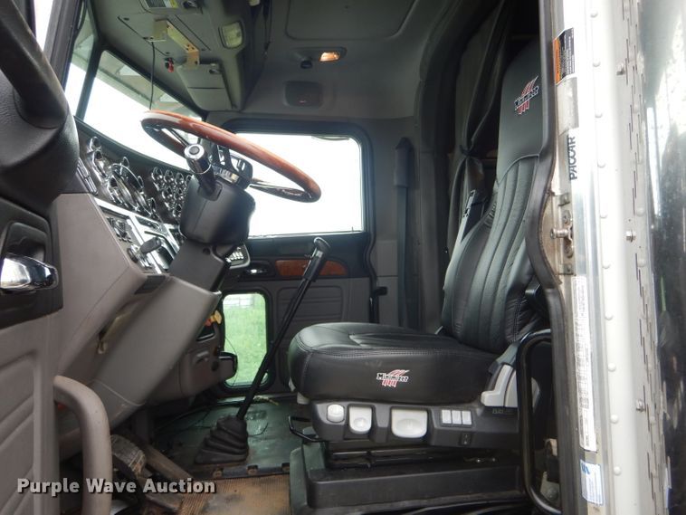 image for item GO9694 2011 Peterbilt 389  semi truck