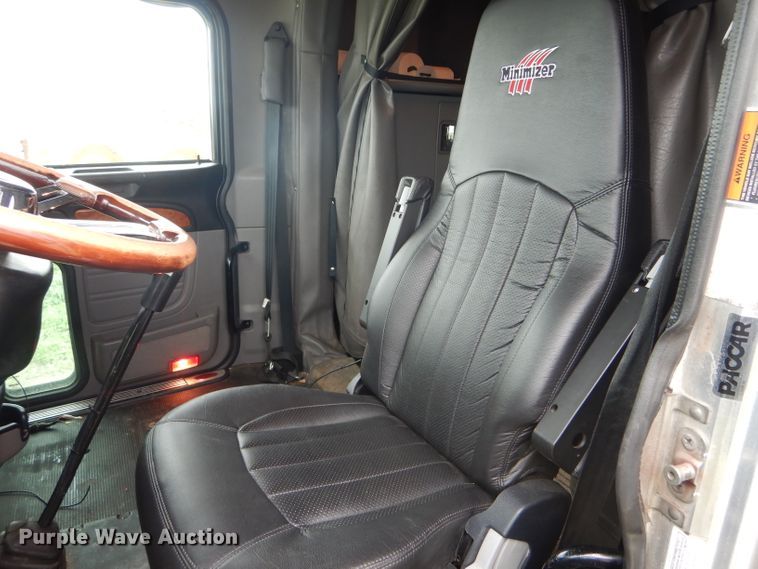 image for item GO9694 2011 Peterbilt 389  semi truck